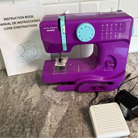 Janome New Home Purple Thunder Model 525B Mini Sewing Machine Works! W/ Extras - Picture 2 of 15